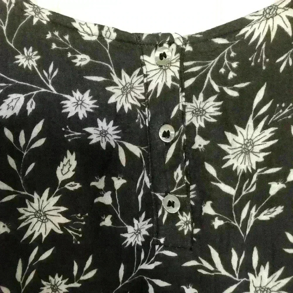 Rylee+ Cru Floral Gray and White Dress Size Small. - Picture 9 of 9